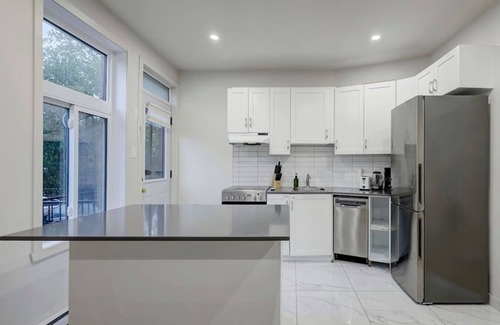 Cote-Des-Neiges—Notre-Dame-De-Grace Apartment | NDG Loft |A Contemporary Urban Retreat