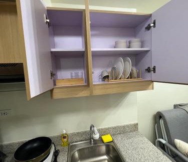 Kapitolyo Apartment | Near Bgc Ortigas 1Br Wi-Fi Netflix balcony skyline