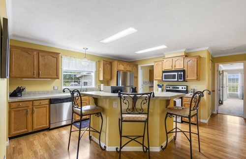 Omaha House | Near Branson & Thunder Ridge-Free Tickets-Live Llamas-Pvt Hot Tub-Country Retreat-Near Lakes!