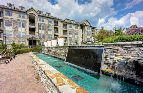Cumberland Apartment | Near braves stadium with walk in closets