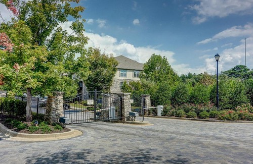 Cumberland Apartment | Near braves stadium with walk in closets