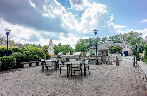 Cumberland Apartment | Near braves stadium with walk in closets