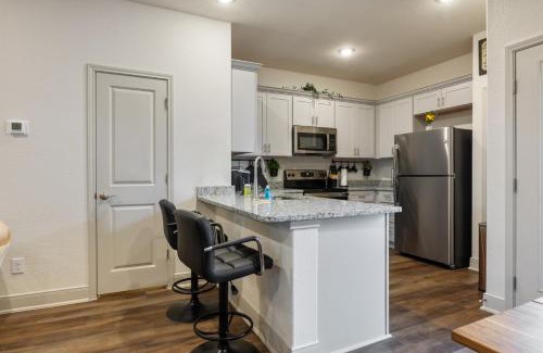 San Antonio House | Near Seaworld Smart TVs Backyard Dining Pet Friendly