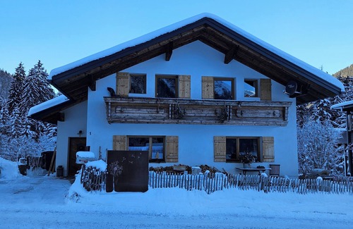 Bach Apartment | Neu! Ferienwohnung Alpenblume für 2 Personen mit Terrasse und überdachtem Balkon
