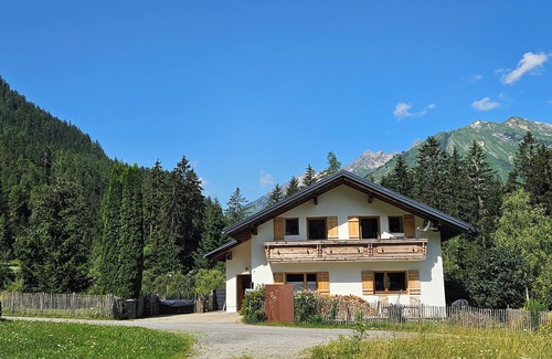 Bach Apartment | Neu! Ferienwohnung Alpenblume für 2 Personen mit Terrasse und überdachtem Balkon
