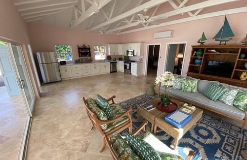 English Harbour Villa | New 2.5 bed Villa between The Yacht Club and Pigeon Beach, Pool, Spa, Great View