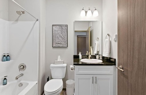 South Perry District Apartment | New 2 Bd 2 Bth Near Perry Dist and Downtown