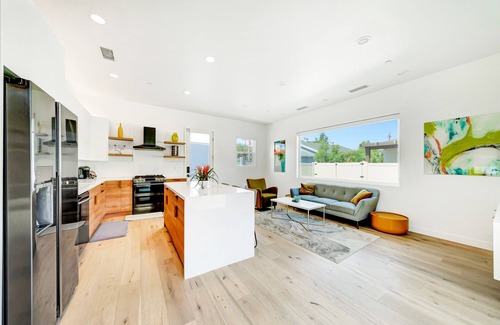 Woodland Hills House | New! 2 King-Suites w/backyard by Topanga Mall close to LA's Tourist's Sites