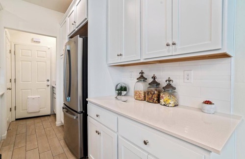 Raisin House | New 3-Bedroom House, Gated Community, Pool, near Fresno Airport and Starbucks.