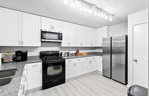 San Antonio Villa | New! 3B2B Villa, Pool, BBQ, Firepit, Yard Games, Bunk Bed, Family & Pet Friendly
