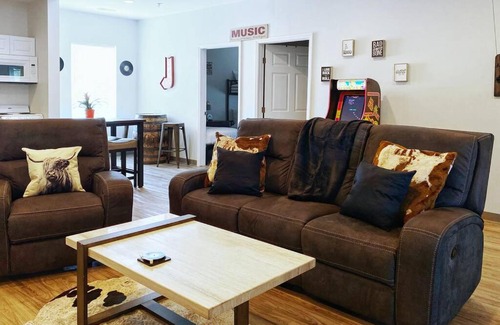 Maxwell House | New 4bd 2ba Suite Games 8 min to DT East Nash