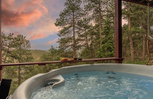 Bailey House | New 4BR Luxe Getaway Stunning Views/Hot Tub/Home Theater & Games- Pet Friendly