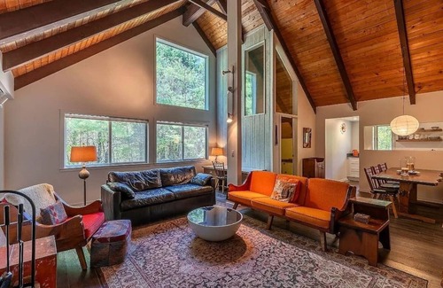 Jamaica Ski Chalet | New! 7 min to Stratton access road, Hiking, HotTub Sauna EV
