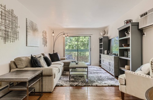 Bel Aire Apartment | New! Beautifully Decorated Apartment -Pool/Desk/AC/Patio