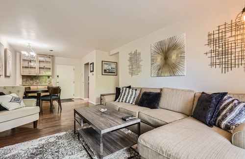Bel Aire Apartment | New! Beautifully Decorated Apartment -Pool/Desk/AC/Patio