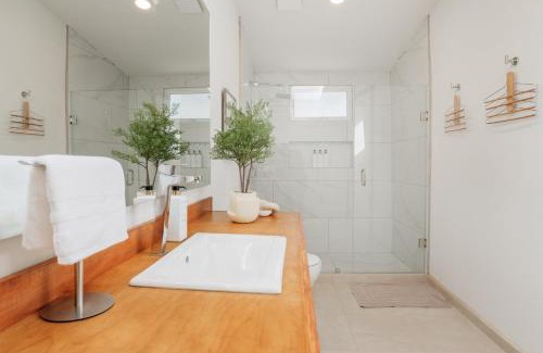 San Antonio de las Minas House | New Cabin with King Bed, AC and TV near Wineries at Monte Olmo