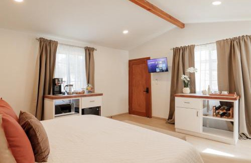 San Antonio de las Minas House | New Cabin with King Bed, AC and TV near Wineries at Monte Olmo