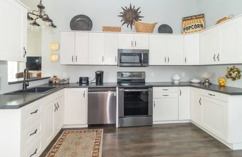 Lewisville House | New Castle IN Hotel Alternative: 3BR House Free Parking, early check-in and wifi