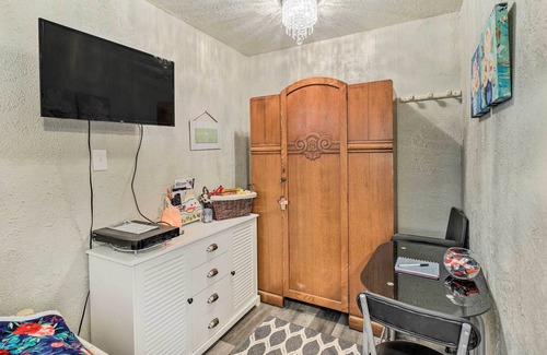 Voth Apartment | NEW! Cheerful Studio Cottage ~ 10 Mi to Beaumont!