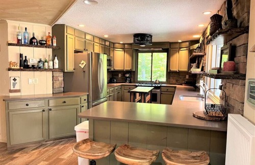 West Dover Ski Chalet | New! Custom Chalet minutes from Mt Snow w/Hottub