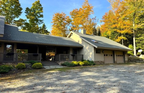 West Dover Ski Chalet | New! Custom Chalet minutes from Mt Snow w/Hottub