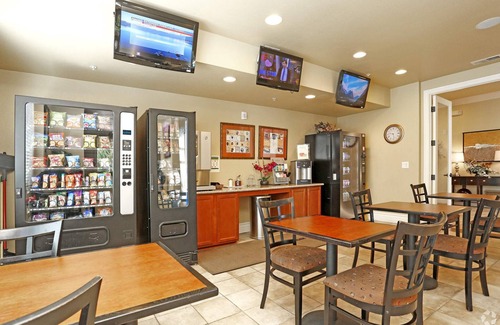 Reno/Tahoe Airport Apartment | New Elegant 1BR Retreat Heated Pool Gym Sauna