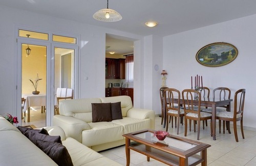 Valdebek Apartment | New holiday flat with parking, climate in a quiet area of Pula
