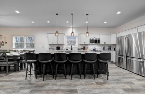 Lake Harmony Ski Chalet | New Lakeview Gateway Lake Access, Hot tub, EV