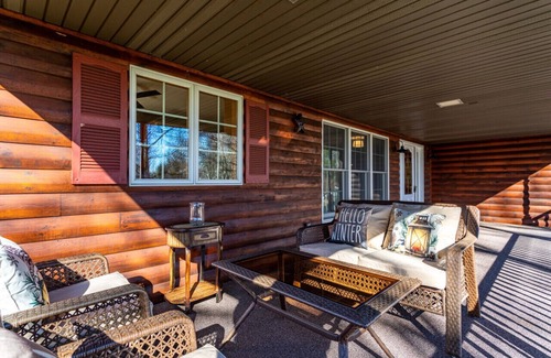 Woodbourne Cabin | NEW: Large Cabin w/Hot Tub & Game Room!