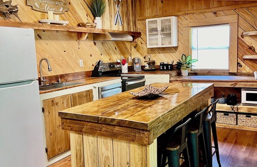 Crane Hill Cabin | “NEW LISTING” 3-bedroom beautiful lodge cabin 20min from Smith Lake Park