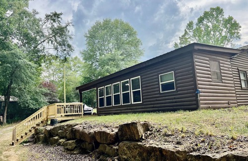 Crane Hill Cabin | “NEW LISTING” 3-bedroom beautiful lodge cabin 20min from Smith Lake Park