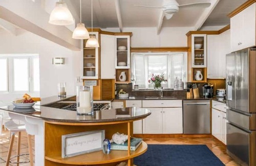 Beacon Hill House | New listing! Blue View . stunning views of endless sea!