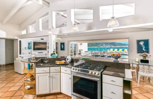Beacon Hill House | New listing! Blue View . stunning views of endless sea!