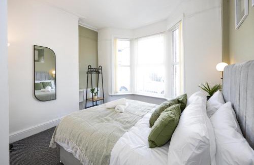 Liverpool House | New Listing Stunning Liverpool Abode Lounge Room Sleeps 9
