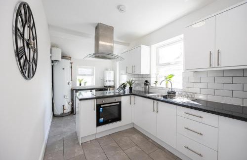 Liverpool House | New Listing Stunning Liverpool Abode Lounge Room Sleeps 9