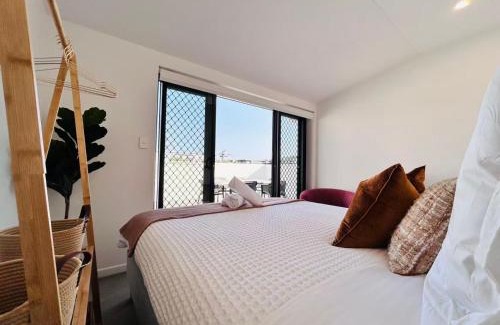 Mount Gravatt East Apartment | New Luxury Spacious private convenient hilltop view 3BD