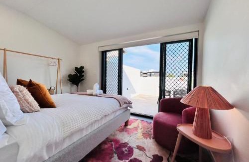 Mount Gravatt East Apartment | New Luxury Spacious private convenient hilltop view 3BD