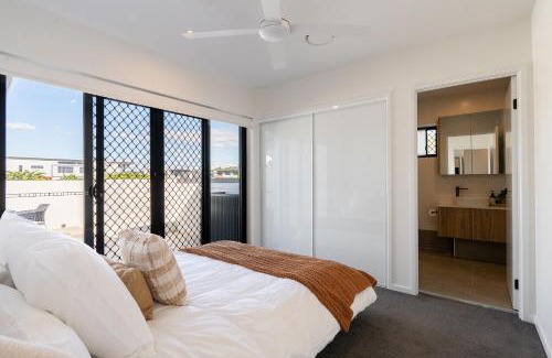 Mount Gravatt East Apartment | New Luxury Spacious private convenient hilltop view 3BD