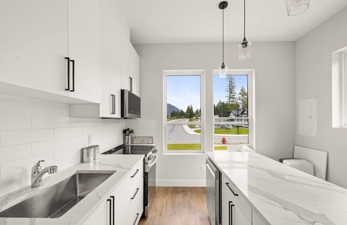 Lake Cowichan House | New! Modern Private 1 Bedroom Suite, Cowichan Lake, Minutes Drive from Lake & Town Core!