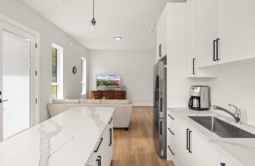 Lake Cowichan House | New! Modern Private 1 Bedroom Suite, Cowichan Lake, Minutes Drive from Lake & Town Core!