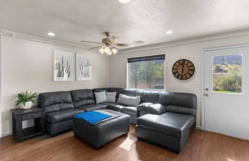 La Verkin House | New Private Home - 19+ Guest - Game Room - 20 mins to Zion National Park