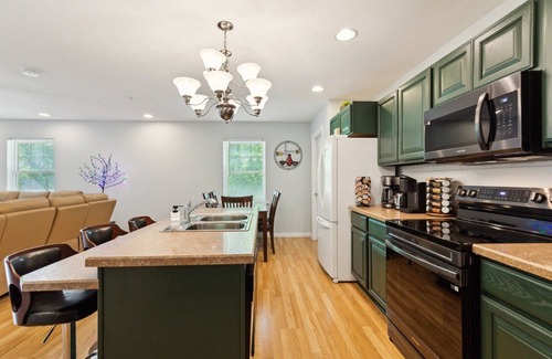 Helmsburg Cottage | NEW! Puzzle Peak 3-Bedroom Cottage