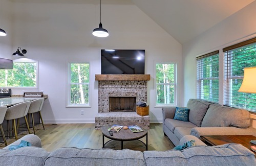 Dahlonega Cabin | New! Riverfront with Arcades & Firepit