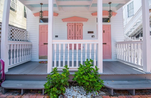 Historic Seaport Apartment | New Rose Petal Petite Suite - Pool Parking