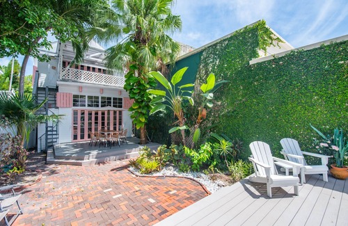 Historic Seaport Apartment | New Rose Petal Petite Suite - Pool Parking