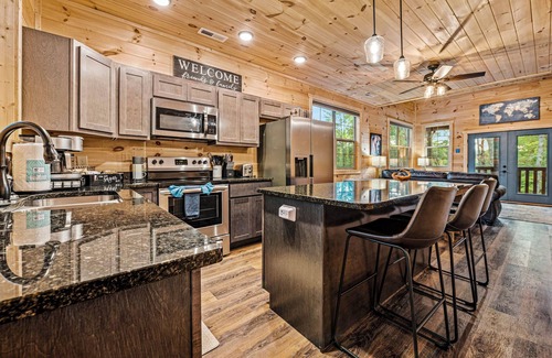 Sevierville Cabin | New Smoky Mtn Cabin for Fall:Theater/Karaoke/Game Room,Majestic Views,Decks