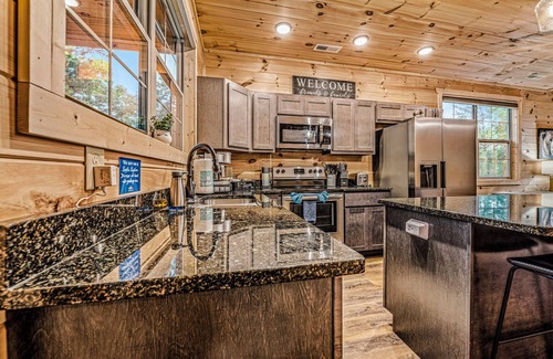 Sevierville Cabin | New Smoky Mtn Cabin for Fall:Theater/Karaoke/Game Room,Majestic Views,Decks