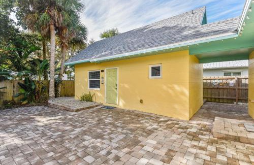 New Smyrna Beach Apartment | New Smyrna Beach Hideaway Less Than 1 Mi to Beach!