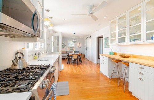 New Suffolk House | New Suffolk Waterfront Beach Cottage Steps From Water/Beach/Restaurants and More