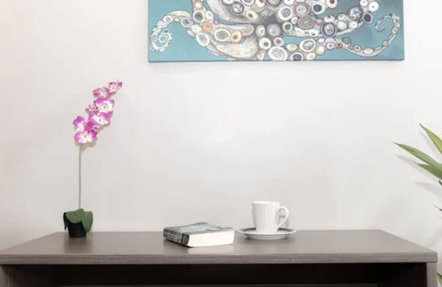 Midway District House | New Sunny Chic Apt 3 Blocks to All. Parking, Cable